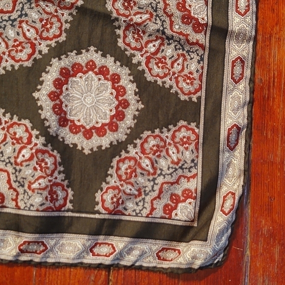 Vintage by Damon Hand rolled Silk Floral Medallion Gray Scarf - Picture 3 of 5